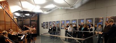 Rafał Kalinowski prezentuje zdjęcia w Muzeum Ognia. Na zdjęciach, a jakże, Muzeum Ognia...