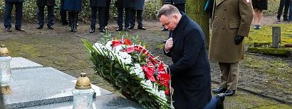 Chwila zadumy Prezydenta RP... Andrzej Duda oddał hołd Żołnierzom i Powstańcom 