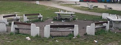 Wszystkie betonowe stoły zastawione były butelkami po alkoholu