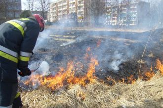 Straż przestrzega przed wypalaniem traw