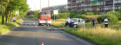 Nietrzeźwy kierowca ścina latarnie na oczach policjantów