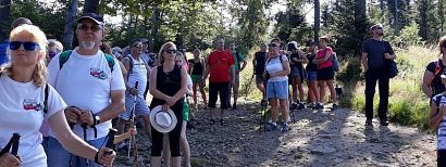 Skrzyczne w promieniach słońca. Żorzanie na wycieczce w górach