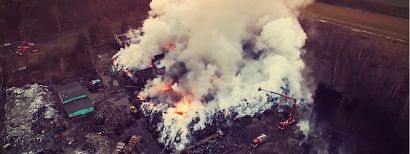 Ogromny smog i smród palonej gumy w mieście. Składowisko odpadów wciąż nieugaszone