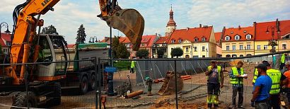 Budowa nowej fontanny na Rynku wchodzi w fazę realizacji. Dziś na Rynek wjechała koparka