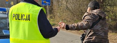 Dwóch pijanych piędziesięciolatków na rowerach . Policja przypomina przepisy nie tylko użytkownikom rowerów, ale także hulajnóg