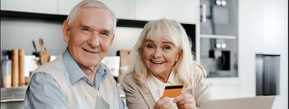Pierwsi seniorzy otrzymają czternastą emeryturę 1 września. Pieniądze ZUS przekaże do banków  i na pocztę jeszcze w sierpniu, aby wypłaty dotarły na czas