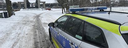 Leżał w śniegu przy cmentarzu. Dzielnicowi szybko zapewnili mu pomoc