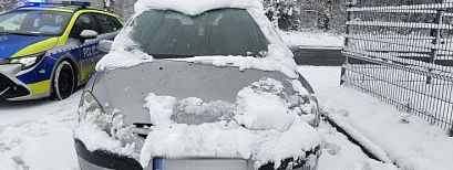 Obywatel Nepalu,nie odśnieżył auta i bez prawa jazdy. A drugi kierowca  wydrapał w śniegu jedynie małe okienko, przez które obserwował drogę