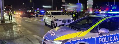   Wtargnęli na czerwonym świetle. Dwaj piesi potrąceni na DK81