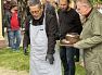 Wykopanie kimchi zakopanego w ogrodzie Muzeum jesienią ubiegłego roku